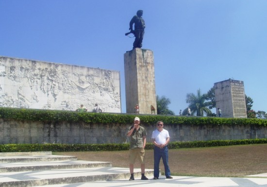 chenin heykeli onunde