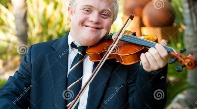 le-handikappad-pojke-som-leker-hans-fiol-29460038 (2)