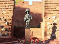 genc qiyamci heykeli