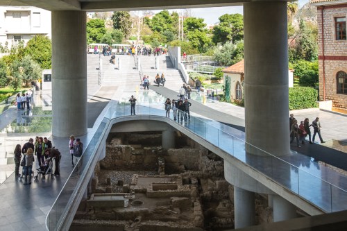 Eingangsbereich des Akropolis-Museum in Athen am Fuß des Athener Burgbergs, 300m südlich der weltberühmten Akropolis, Griechenland