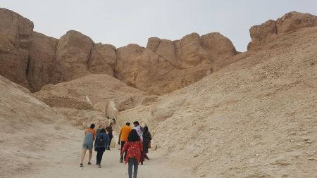 Fironlar vadisindəki qəbirlərdən biri