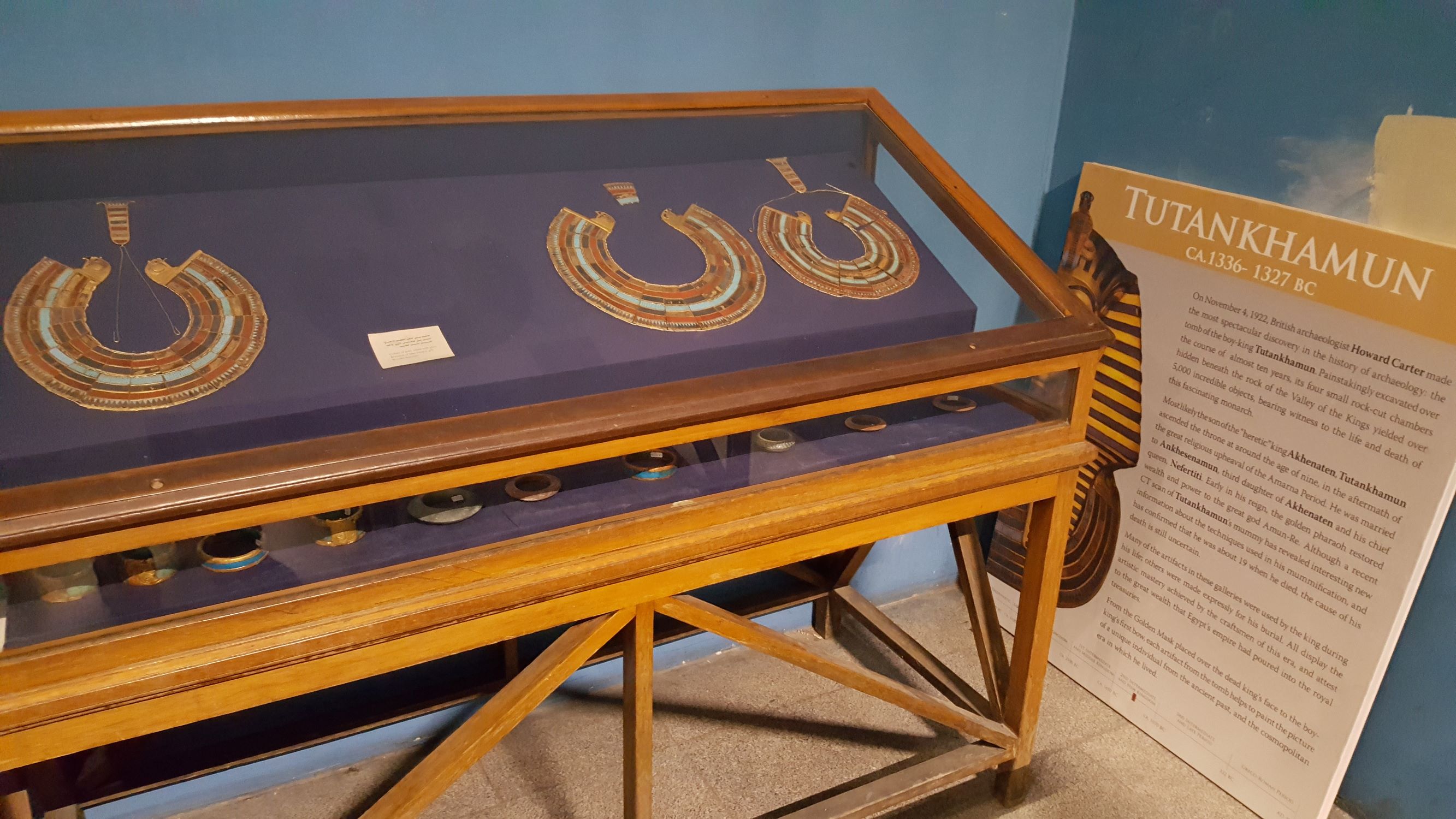 tutanhamunun serdabesinden tapilanlar