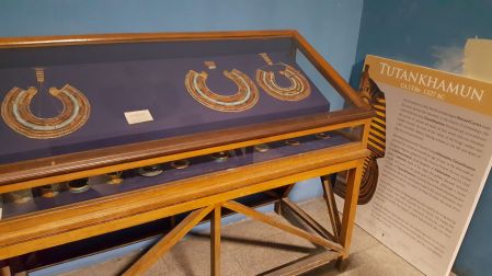 tutanhamunun serdabesinden tapilanlar